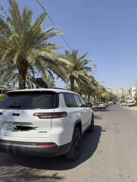 جيب شيروكي 2024 سياره بدون ضرر  سيارة كل غراضها وكاله مشدوده فقط طبت ت...