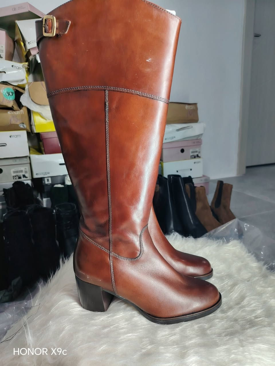 السلام عليكم 
يوجد لدينا احذيه اوربي ماركه اصلي 
يوجد خدمة توصيل داخل الموصل فقط 
السعر خاص..  المراسله واتساب 
***********
