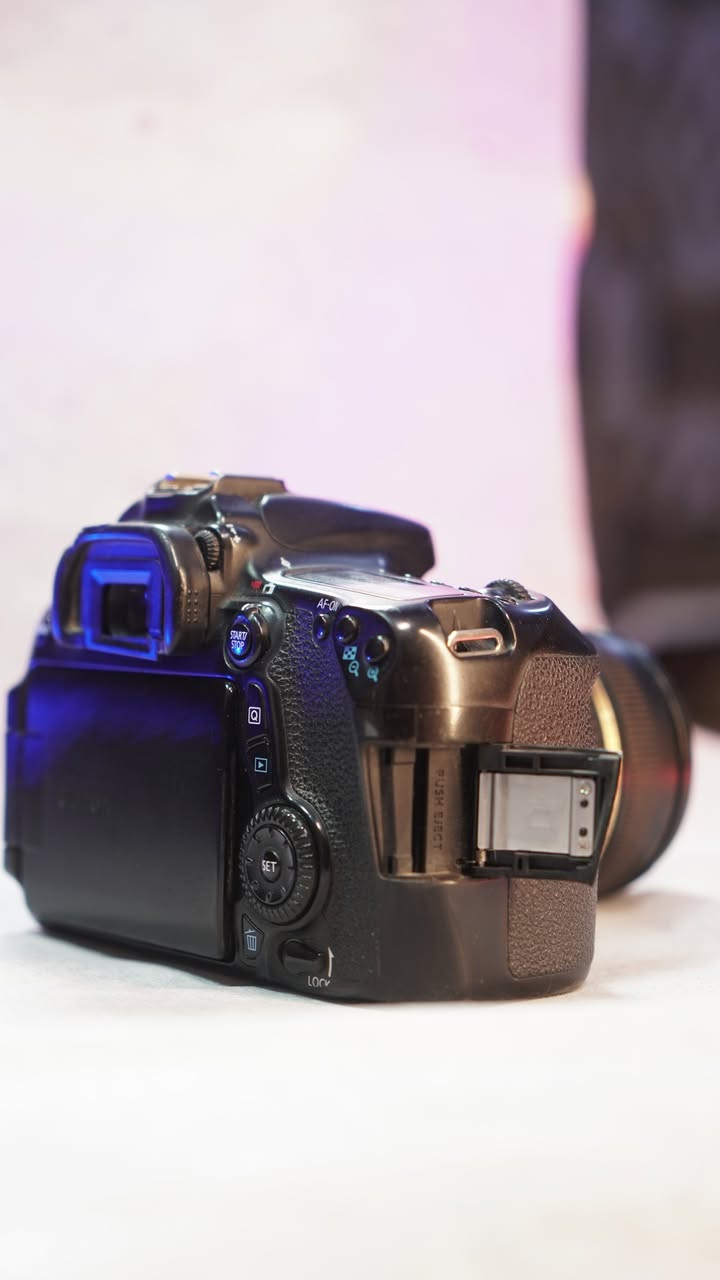 70D  Canon كامرة
النظافة  90%

معا بطارية العدد 2

وشاحنة اصلية مال الشركة 

وعدسة زوم mm18_300

السعر 500الف عراقي و بيه مجال

بغداد الاستفسار  الاتصال ***********واتساب

@highlight@الجميع
