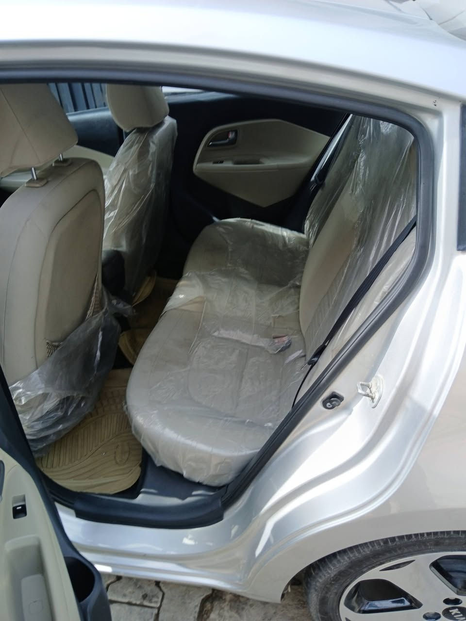 سلام عليكم البيع كيا ريو  موديل 2014 سياره جديده مال بيت سياره مكفولة من كلشي من صبغ اوبارد ماشيه 26الف سياره مال شركه دوليه تحويل ثاني يوم سعر ١١٥ لاسفسار على رقم 0776564807 عنوان كاظميه او ساحه عدن


**إذا كنت صاحب هذا الإعلان وتريد حذفه لأي سبب، رجاءا أرسل رسالة إلى الدعم الفني**