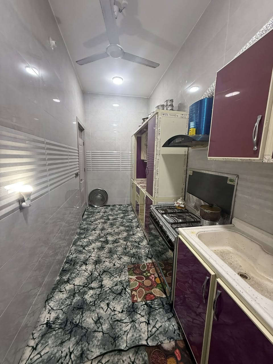 السلام عليكم بيتين للبيع حي الزهراء خلف مظيف الراجحي الاول 100 م والثاني 120 م طابقين بناء جديد     كل بيت يتكون الطابق الارضي من غرفه وصاله ومطبخ وحمامات داخليه وخارجيه واستقبال والطابق الثاني غرفه وصاله للأستفسار ***********
