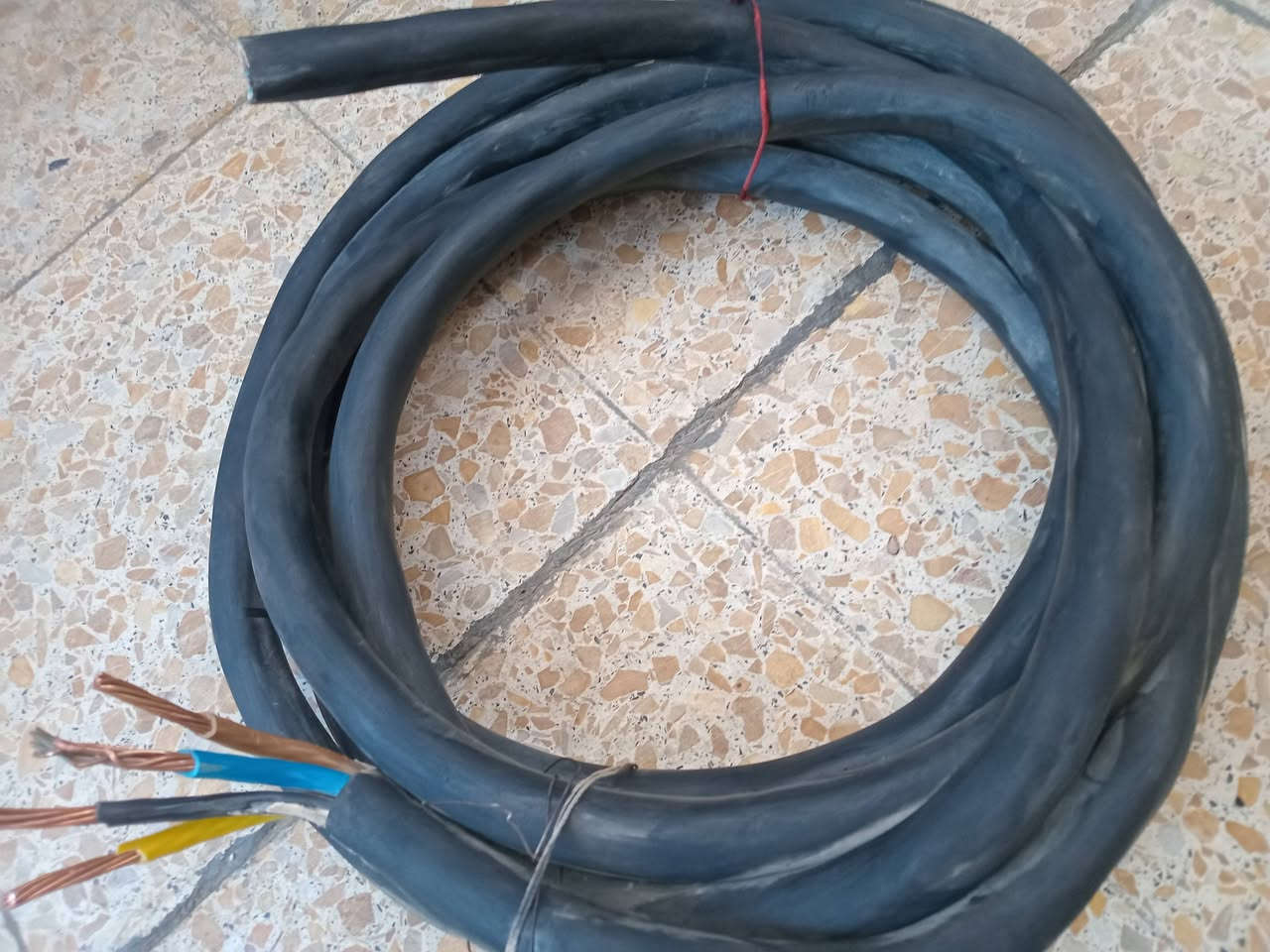كيبل للبيع 4×35  طول 8متر  الا ربع  العنوان بغداد البلديات الاتصال  ***********
