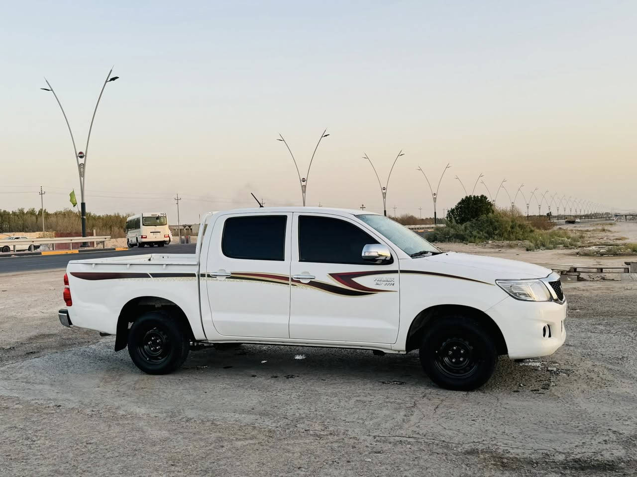 س ع للبيع هايلوكس 2014 مكفوله كفاله عامه رقم بصره باسمي. تحويل ثاني يوم عنوان السياره بصره زبير *********** 
السعر 195&. وبيه مجال
