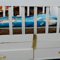 سرير اطفال • مستعمل • مناسب ٥ سنوات