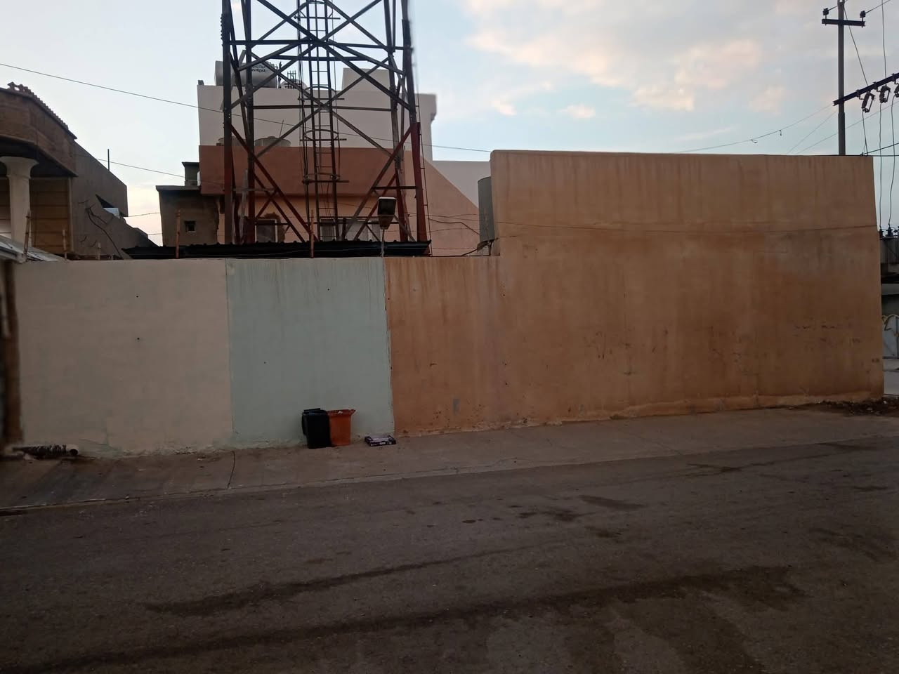 قطعة أرض طابو ركن مع برج اسياسل للبيع
الوارد السنوي / ٣٢٥٠٠٠٠ دينار
العنوان / كركوك حي النصر الثانية قرب مستشفى الولادة والأطفال 
المساحة / ١٥٠ متر ركن
الواجهة / ١٠ أمتار في ١٥ متر
للاتصال / ***********
