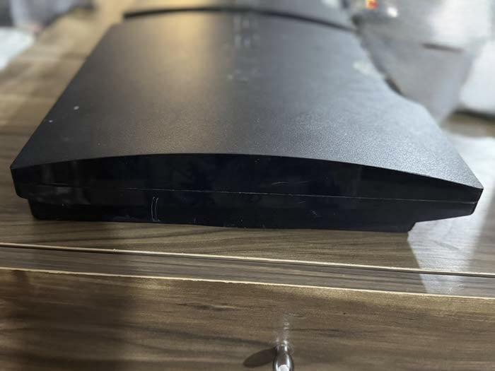 للبيع: جهاز PlayStation 3 بحالة ممتازة
• الموديل: PlayStation 3

 • السعة: 120 جيجابايت

 • الحالة: نظيف جداً وكأنه جديد

 • النظام: الأصلي مع إمكانية تحديثه

 • الخصائص:

 • يعمل بشكل ممتاز سواء على الإنترنت أو بدون

 • يمكنك اللعب أونلاين عبر PlayStation Network بدون مشاكل

 • جهاز متوافق مع متجر PlayStation Store لتحميل الألعاب بسهولة

 • الألعاب المتوفرة: يشمل العديد من الألعاب الرائعة مثل:

 • GTA: San Andreas

 • Minecraft

 • ألعاب كثيرة من متجر زيكو ستور المعروف

 • السعر: 125,000 دينار، وبي مجال إذا انت شراي يمكنك التفاوض على السعر في أي وقت.

 • ملاحظة: يوجد مقطع توضيحي للمواصفات والألعاب.

*********** واتساب 

إذا كنت مهتمًا، لا تتردد في التواصل

العراق / بابل / الحلة
