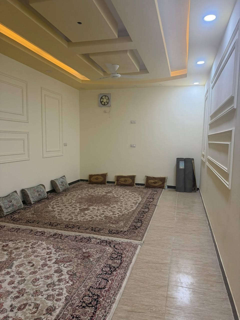 دار سكن للبيع في حي الجوادين
دار مساحه ٢٥٠م ركن 
غرفتين وهول وبراني ومطبخ حار وبارد مجمع صحيات داخليه وخارجيه 
المكان حي الجوادين[٥٧] قبل مدرسه ابا صالح 
بناء جديد سنه ٢٠٢٣ درجه اولى 
مطلوب الى دائره اسكان المثنى تقريبا ٤٠ مليون 
للاستفسار 
*********** 
أو زياره المكتب #سيدجاسم_للعقارات
