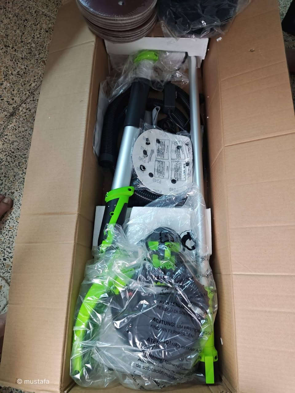 للبيع جديدة مثل ما موجود بالصور مع درزنين ورق سنفرة 75 الف قفل توصيل ما عندي *********** بي واتس
