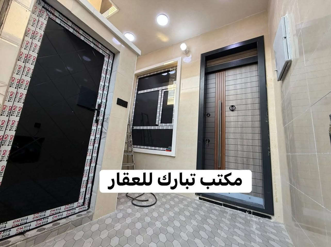 الدار للبيع 🏠 السعر 185 مليون وبي مجال 👌❤️
العنوان الشعب شارع عدن خلف مكوى الخضراء 
موقع جيد بناء درجة اولى قيد الانشاء  تسليم مفتاح 🔐 
المساحة 75 م 🌹
الواجهة 4 م الة ربع 
النزال 20 م 
يحتوي الطابق الارضي على كراج صغير وخدمات خارجية واستقبال ومطبخ حار وبارد وخدمات وغرفة نوم 
ويحتوي الطابق الثاني على غرفتين نوم وخدمات ومكان غسالة وبيتونة وسطحين
للاستفسار اكثر يرجى الاتصال على الرقم التالي (متواجد هذا الرقم على الواتس اب والفايبر والماسنجر *********** )
او الاتصال على الرقم الاخر 
***********
او زيارة مكتب تبارك للعقار والمقاولات الكائن في شارع الاسواق المركزية قرب مطعم ميامي
