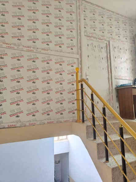 استقبال+ مطبخ بارد+مطبخ حراري+ غرفة نوم عدد 2 +هول+ مجمع درج+ تواليت حمام داخلي+ تواليت خارجي+ منور خارج البيتت
150طابو .. متر جميع الخدمات جلولاء حي الجماهير مقابيل مكتبة القلم 
الرقم ***********
