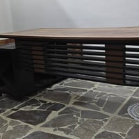 ميز مكتبي جديد السعر 250 الهاتف 07838509150 مكاني بغداد