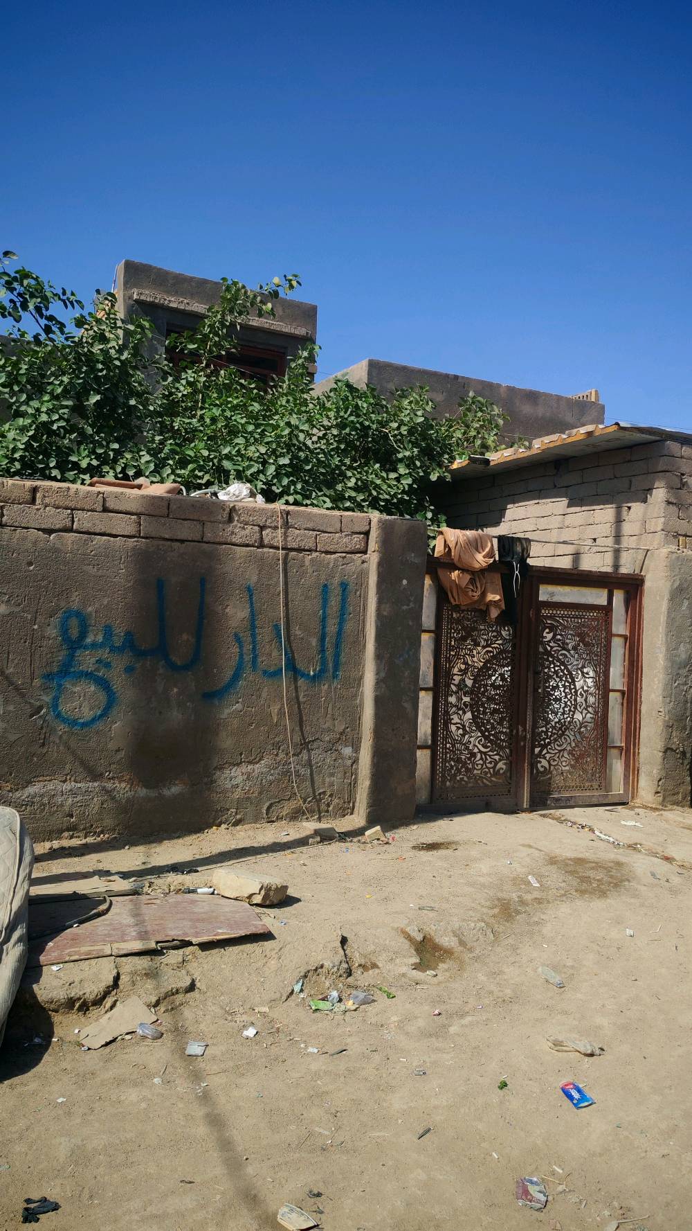 السلام عليكم الدار للبيع طابر زراعي بي وصل تطويب مساحه الدار 200 متر بناء الدار طارمه مساحه 5 متر مع حديقه مساحه 5 متر مع استقبال مساحه 5 في 4 مع صاله صاله وغرفتين نوم حجم الغرفه 4 في 4 مع مطبخ حجم 4 في 4 مع حمام وصحيات مع محل العنوان ناصريه مدينه الصدر خلف الروف السعر 50 للاستفسار (***********)