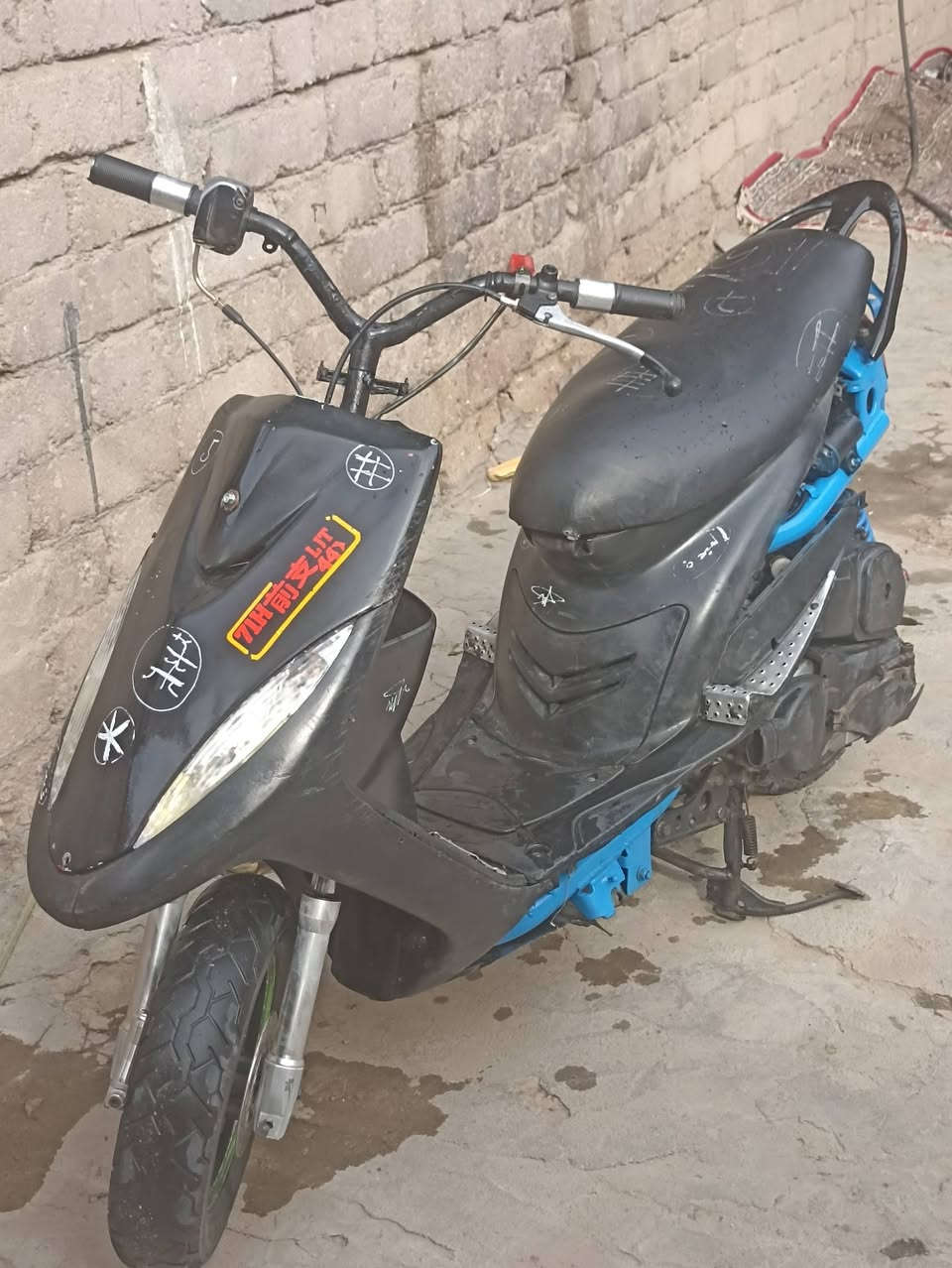 سلام عليكم عمي هاي دراجه للبيع مامفتوحه بوشته 49 شلعه ومعدل توه معمره مكينه حاويه برغي مامفتوح بيه سعره 525 وبيه مجال ***********
