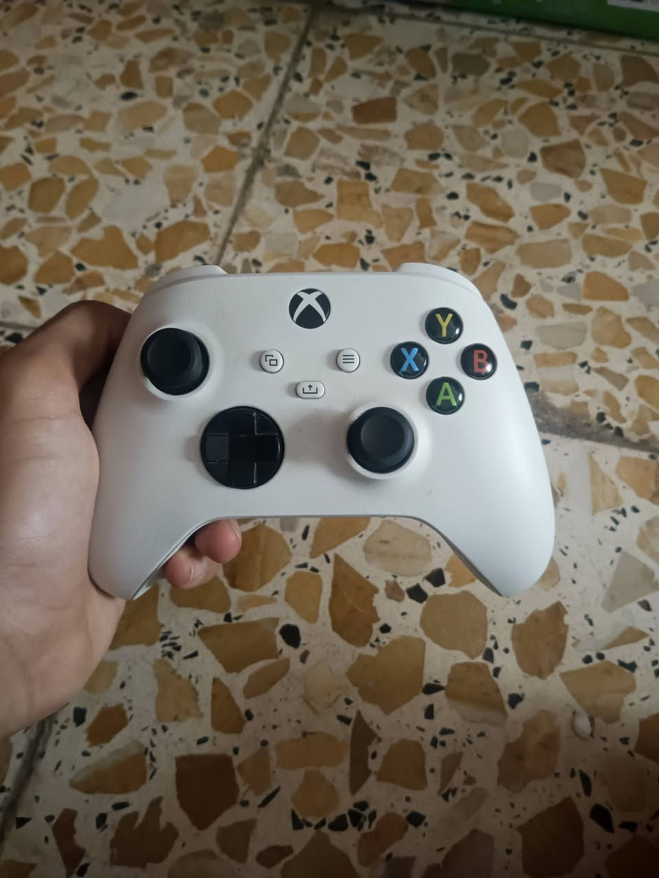 سلام عليكم اكس بوكس سيريس اس للبيع 
نضيف لوك ستيكر ما مفتوح 
الك حق تفحصة كدام المندوب 
اليدة نضيفة و الجهاز نضيف
فقط شخوط قليلة و بسيطة(قليلة بسيطة)
السعر 350 الف للاستفسار راسلني خاص


**إذا كنت صاحب هذا الإعلان وتريد حذفه لأي سبب، رجاءا أرسل رسالة إلى الدعم الفني**