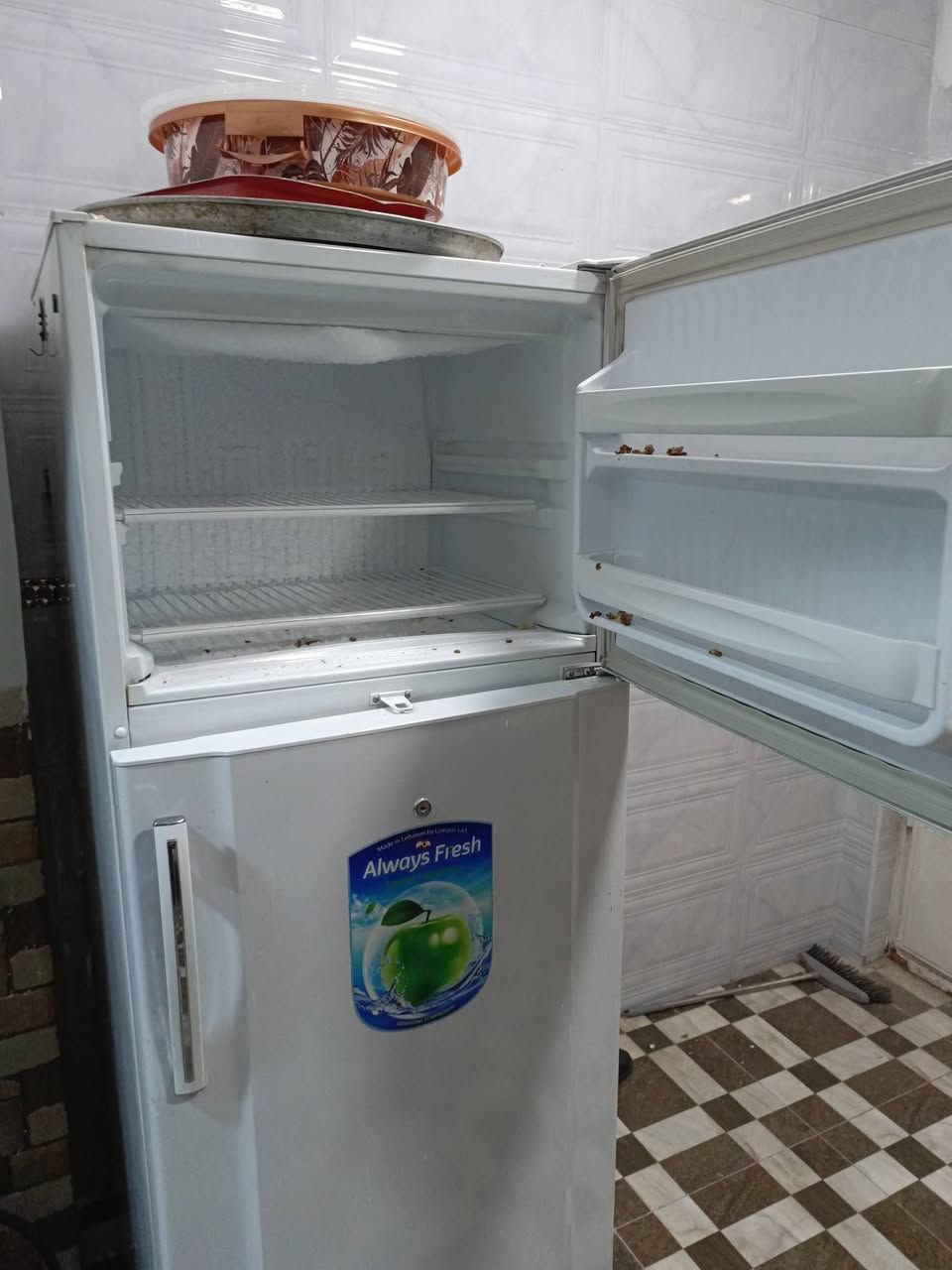 ثلاجة كبيرة مستعملة شغالة للبيع مستعجل ب 200 الف ارتفاع 1.8 متر 
الغزالية ***********
