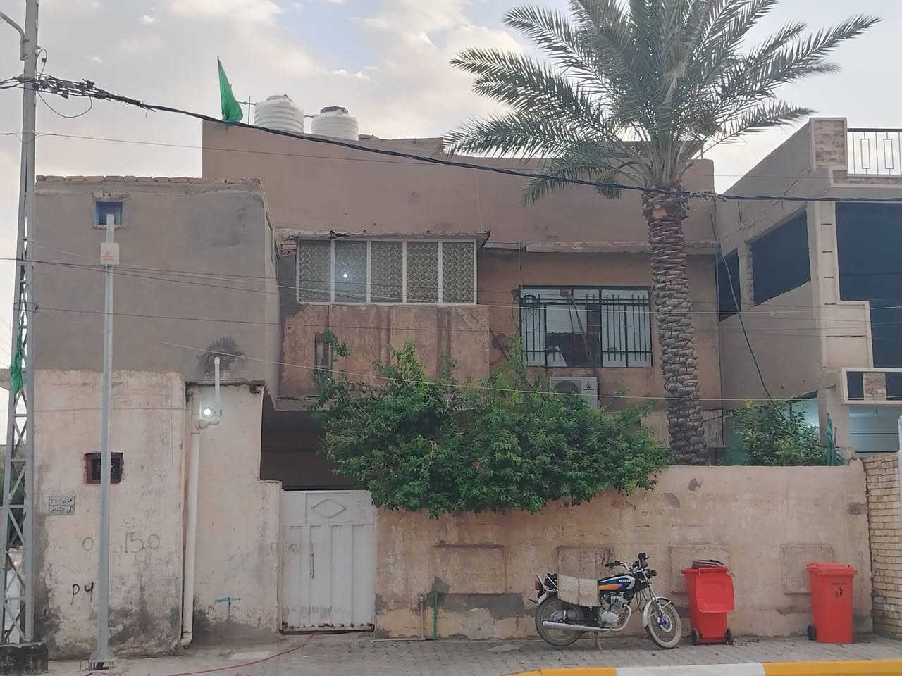 السلام عليكم
دار للبيع كوت حي الجهاد ( التأميم) مقابل المستوصف القديم وبالقرب من جامع الامام الصادق  ركن على شارعين مساحة 200 متر طابقين الطابق الاول.. غرفتين نوم+ صاله+ مطبخ+ استقبال...(الطابق الثاني يحتوي على مشتملات 2) خدمات كامله و مدارس ابتدائيه متوسطه اعداديه 
للاستفسار ***********
