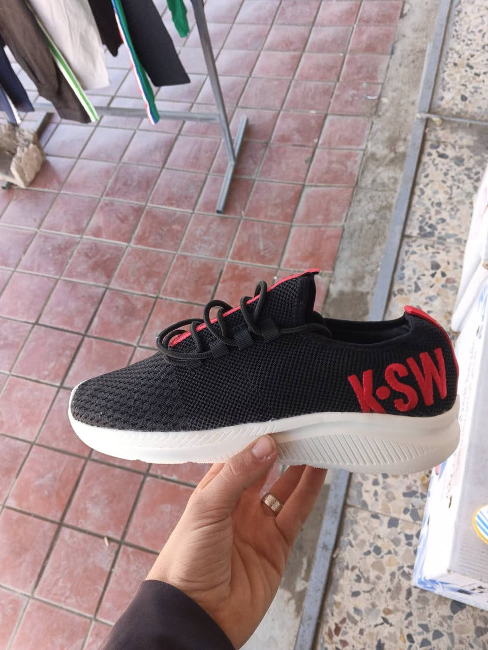 وصلت وجبه جديده من الاحذيه الاوربيه كله جديد كسر اليوم 
سعر اي قطعه؟: 5.000 دينار بس.     عنوان المحل جسر ديالئ شارع الأطفاء مقابيل بلديه جسر ديالئ *********** واتساب متوفر توصيل جميع انحاء العراق
