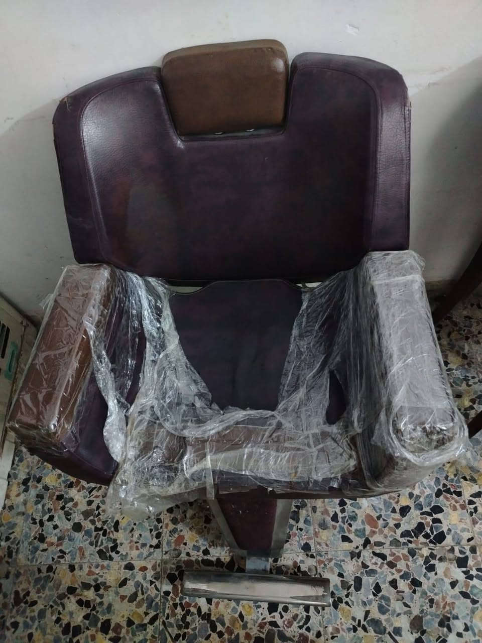السلام عليكم كرسي حلاقه جديد كله شغال استعمال قليل جدآ اقل من شهرين سعره 150 مكاني بغداد الشعله .
***********
