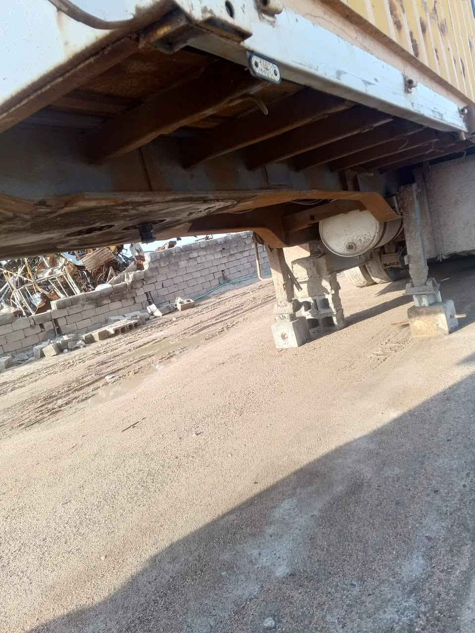 السلام عليكم عربانه 4,دناكير جوبلس دناكير 16 مربع شاصي الماني بيه باج صفحه وحده مع حاويه 12 متر مفتوحه مكان بصره العربانه مع الحاويه سعر 75 بيه مجال بسيط ***********
