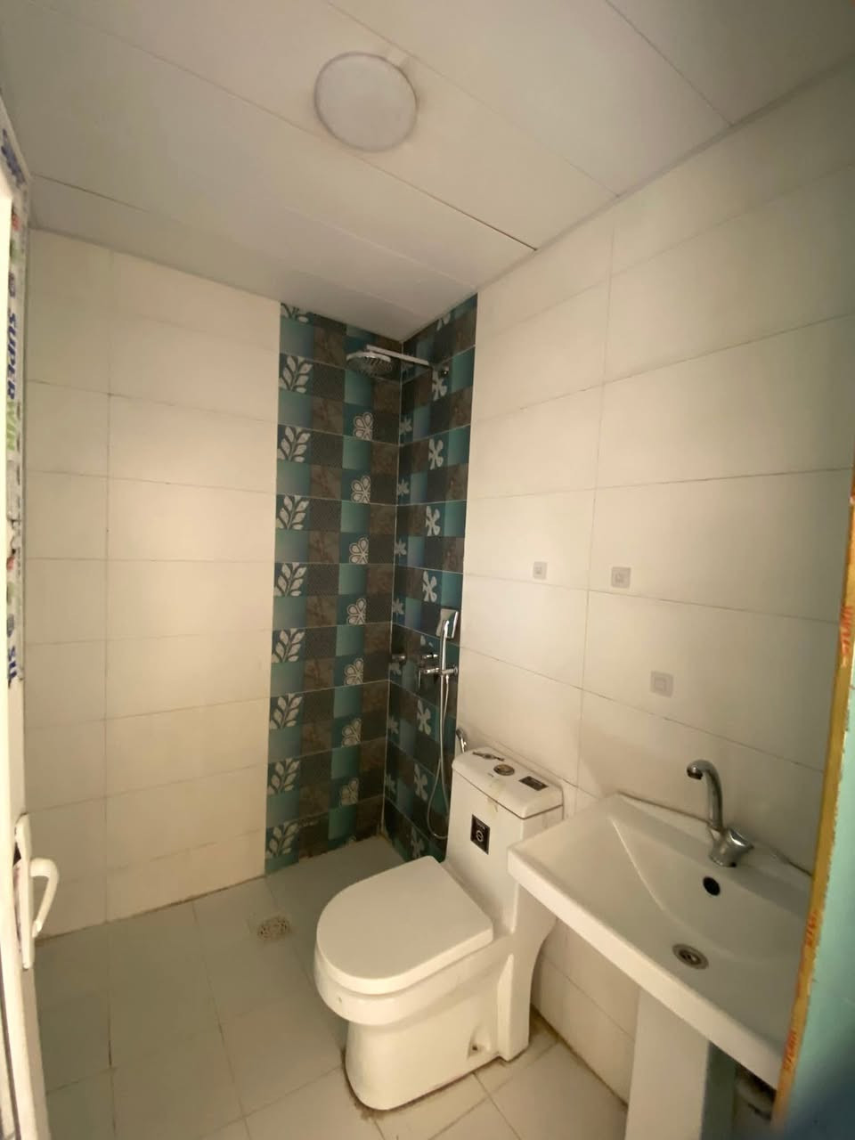 دار للبيـــــــــــــع مساحه ١٣٥م واجهه ٧م نزال ١٩م حديث درجه أولى طابقين طابو صرف الموقع حي الفرات قريب عل شارع العام شركه الاتصال على وتساب ***********)
