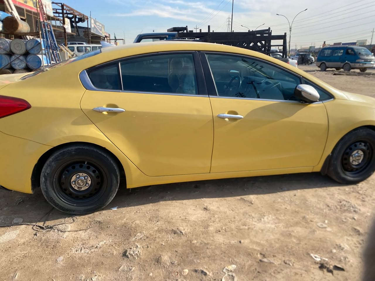 سلام عليكم
كيا فورتي وارد امريكي 2015
محرك GDi
كيرAT
تحكم استيرن
مري شفط
مكلف بل نشر رقم صاحب السياره 

0772 881 9175
