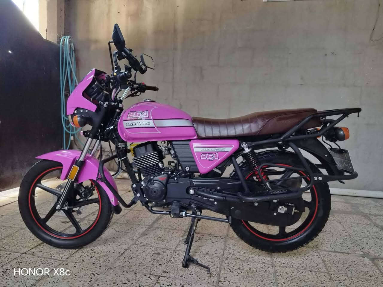 السلام عليكم عندي درجة للبيع اسم الدراجه داي وان اخول صفر دراجة نظيفه وتأيرات جديده  ورقم الهاتف شراي يخابر رقم ***********
