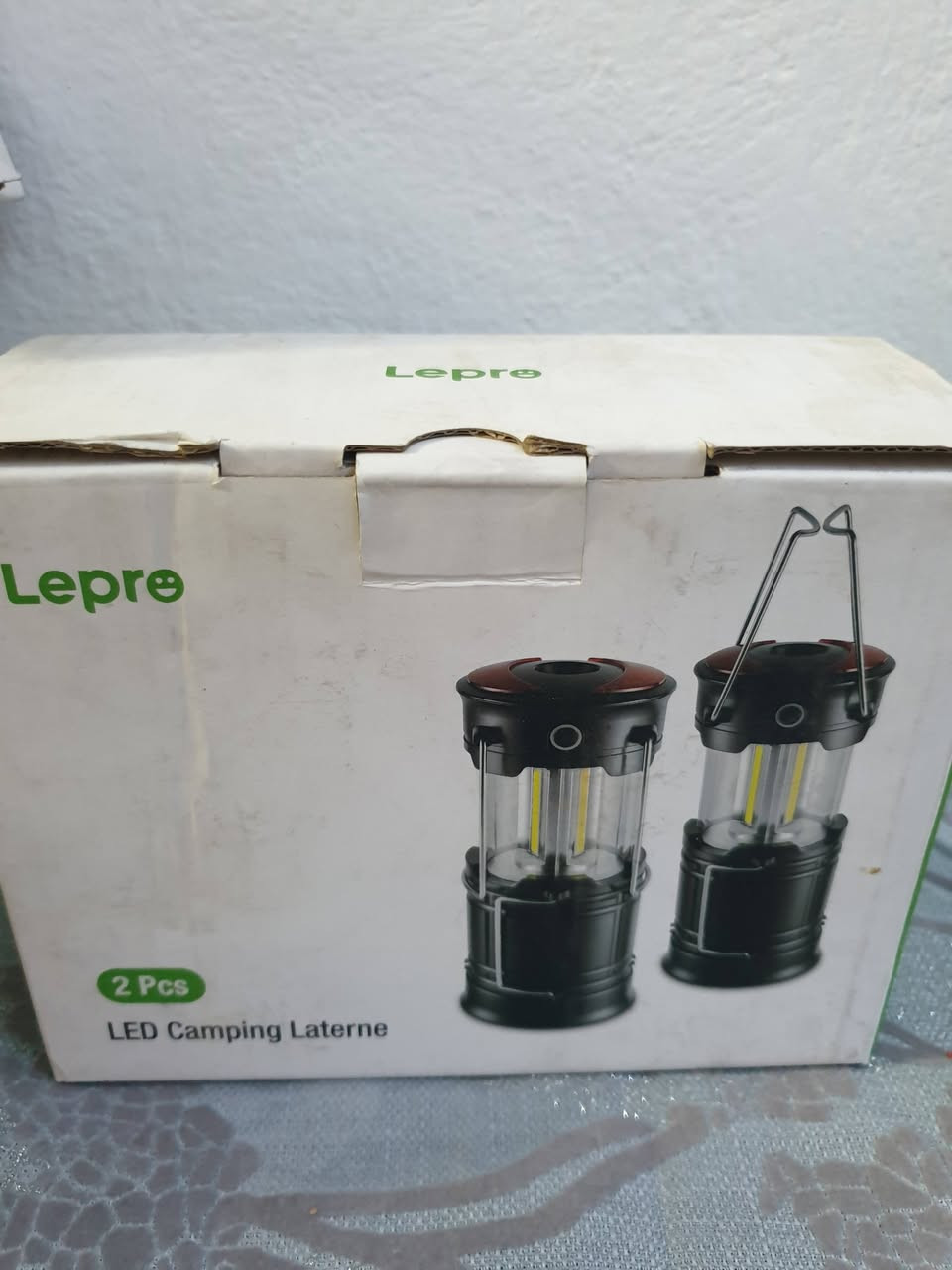هذه مجموعة مصابيح تخييم LED محمولة وقابلة للطي من العلامة التجارية Lepre. [1, 2]
تصميم متعدد الاستخدامات: يمكن استخدامها كفانوس إضاءة عند سحبها للأعلى، أو كمصباح يدوي (كشاف) عند طيها، وتتميز بوجود مقابض لسهولة الحمل أو التعليق.

الإضاءة: تعتمد على تقنية LED أو COB لتوفير إضاءة ساطعة.

الطاقة: تعمل عادةً بواسطة بطاريات (مثل AA) أو قد تدعم الشحن عبر USB أو الطاقة الشمسية في بعض الطرازات.

الاستخدام: مثالية للتخييم، وحالات الطوارئ، وانقطاع التيار الكهربائي.


**إذا كنت صاحب هذا الإعلان وتريد حذفه لأي سبب، رجاءا أرسل رسالة إلى الدعم الفني**