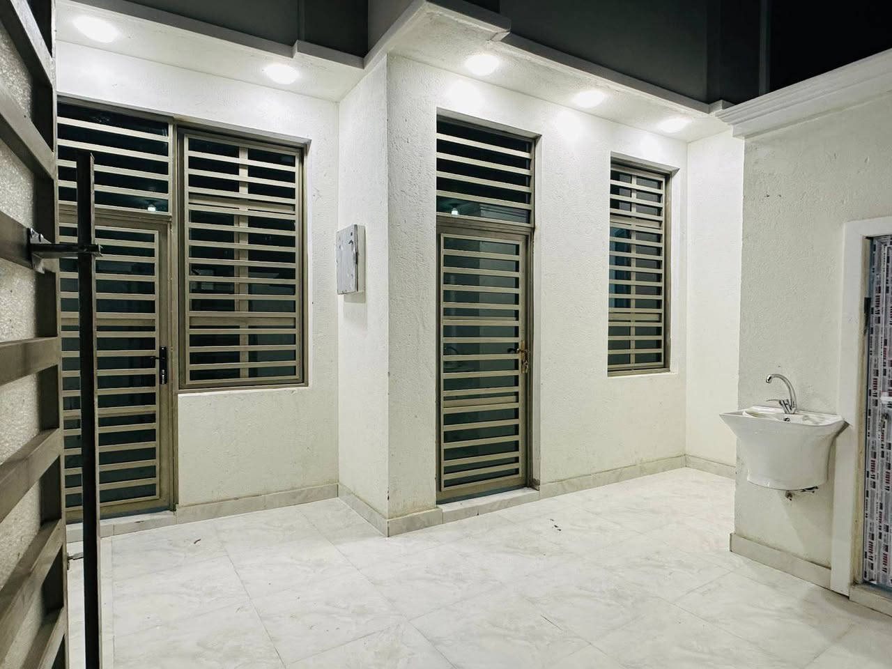 سلام عليكم بيتين ب 4000اسكان الصناعي ثاني بيت عن شارع البوفياض الحولي قريب على مدرسة الحريه  مساحه 120 متر 
سعر الواحد  90 وبيه مجال قليل 
***********
