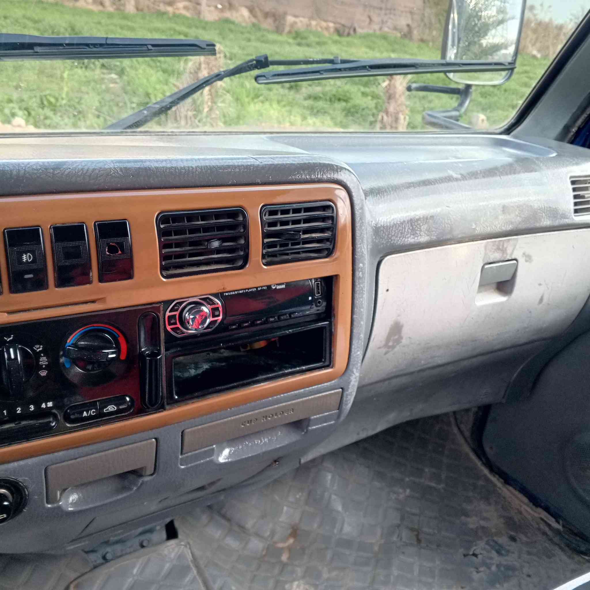 كيه ام عيون مكفولة من الضربه والمعجون من عده راشات صبغ جماليه 2003شاصي مكفول مكينه جديد شرط وكير مشروط الكسن مشروط سنويه 30رقم نكليزي واسط السعر 73المكان النجف قضاء المشخاب ***********
