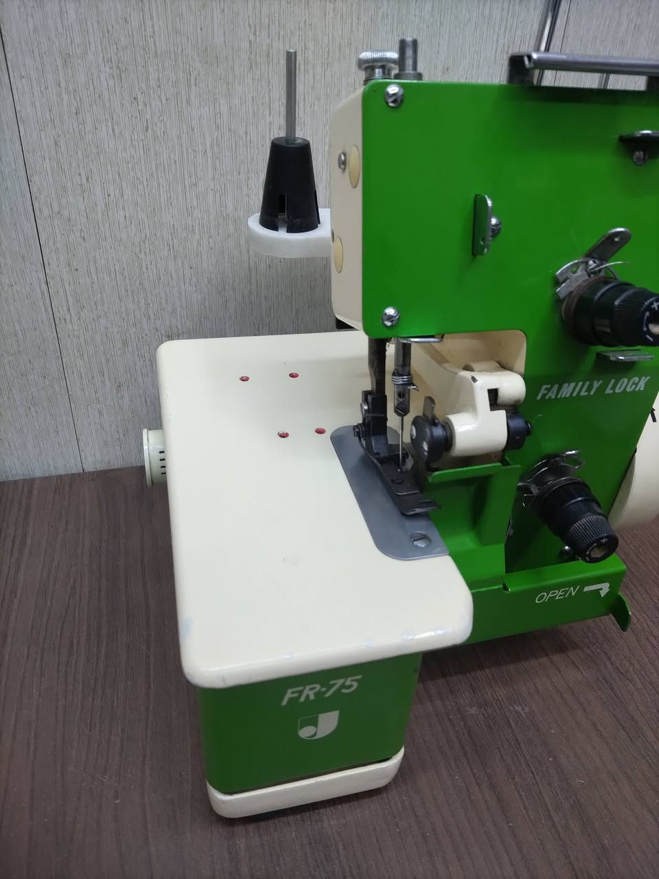 السلام عليكم ماكنه اوفر ياباني مكينه اخت جديده وكلش ناعمه على الفحص والخياط مكانها  للاستفسار الاتصال او المراسله *********** سعرها ١٥٠
