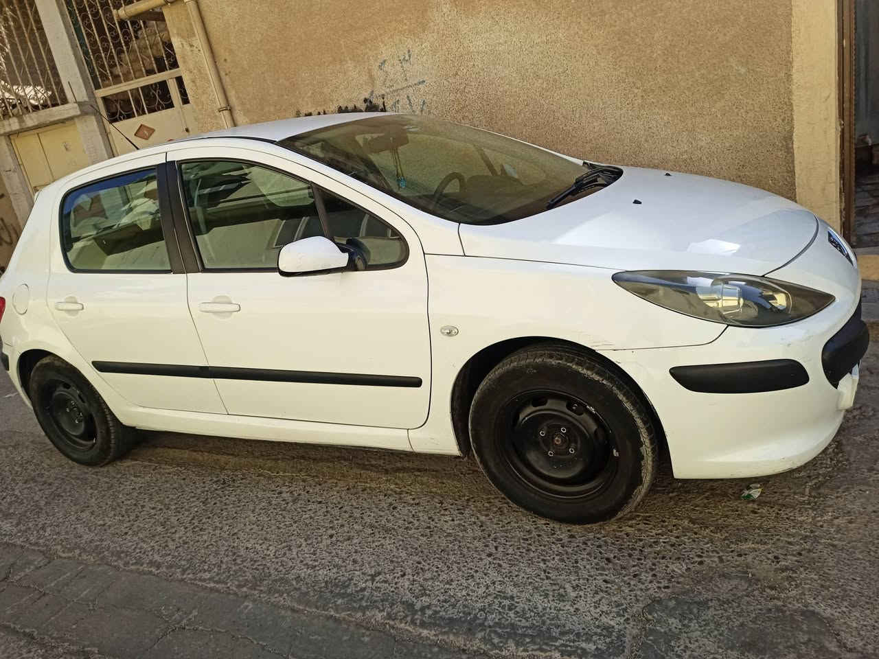 سيارة بيجو للبيع 307 موديل 2006 مكينة وكير وتبريد وكهربائيات شرط سنوية بسمي مشروع وطني *********** السعر 63$
