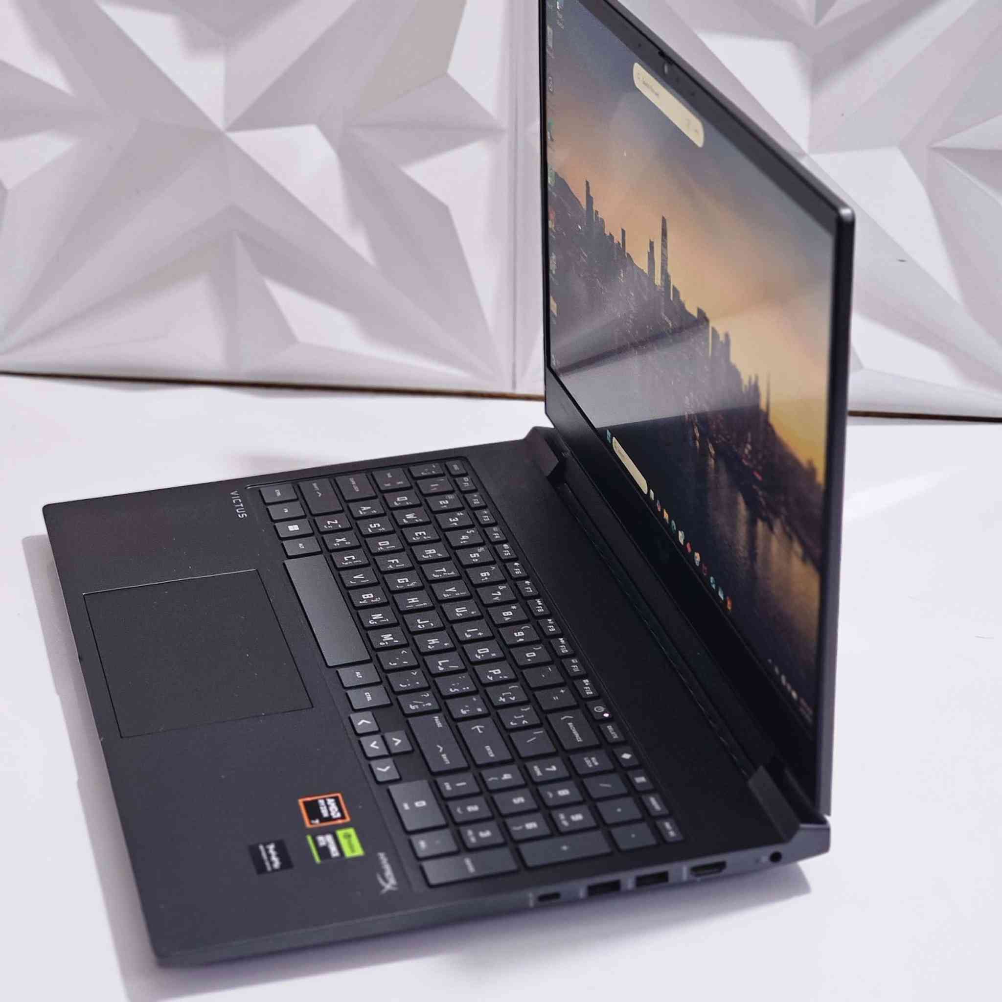 السلام عليكم 
لابتوب كيمنك للبيع 
نظافه عاليه جدا 
مع الشاحنه الاصلية 
المواصفات .. 

Hp victos
R7 8845 HS (8c .. 16th)
Rtx 4070 130 Watt full power
Ram 16gb Ddr5 5600 Mhz
Nvme 512GB Gen4
Led 15.6 144hz fhd
..
متوفر توصيل  لكل المحافظات
..
والسعر مليون و630


**إذا كنت صاحب هذا الإعلان وتريد حذفه لأي سبب، رجاءا أرسل رسالة إلى الدعم الفني**