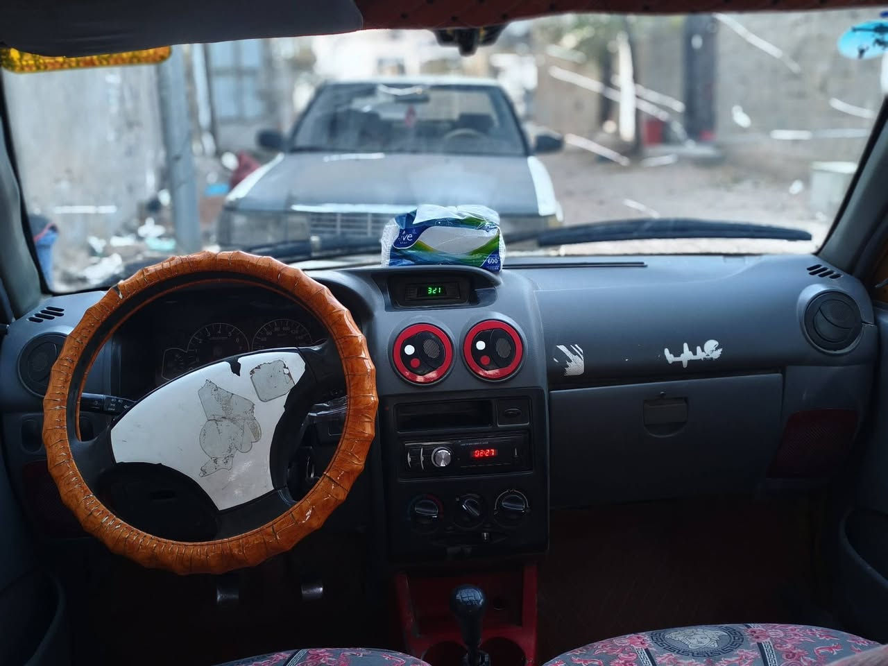 السلام عليكم شباب سيارة سايبة موديل 2014 للبيع بسعر 12 ورقة سنوية عضم عاج مسئول عن  سرقة أو عشائر . حدادية جديدة كير جديد تم تاير بس المكينة بيها بخار . المكان البراكية اكبال بانزين خانت ريبار شارع مطار الجديد. رقد ***********
