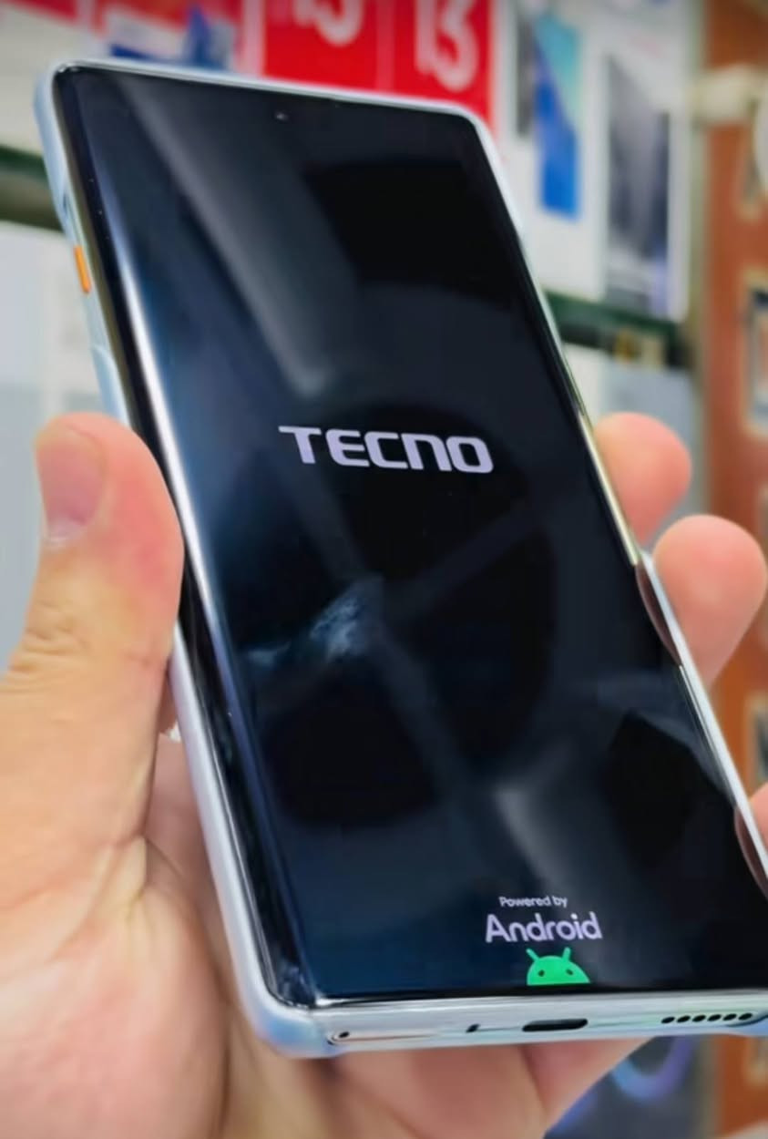 290 قفل جهاز Tecno 40 pro 
الموديل: تكنو كامون 40 برو (Tecno Camon 40 Pro) - النسخة الأحدث.
الشاشة: شاشة AMOLED عملاقة 6.78 بوصة، تدعم 144Hz وسطوع جبار يوصل لـ 4500 نيت (واضحة جداً تحت الشمس).
المعالج: MediaTek Helio G100 Ultimate، معالج حديث وسريع جداً بالتطبيقات والألعاب.
الذاكرة الداخلية: 256 جيجابايت (مساحة كبيرة جداً تكفي آلاف الصور والفيديوهات).
الرام (RAM): 8 جيجا أساسية وتوصل لـ 16 جيجا مع خاصية الـ Extended RAM (لضمان عدم التعليق).
الكاميرا الخلفية: 50 ميجابكسل بمستشعر Sony LYT-700C (تصوير ليلي احترافي وبدقة عالية).
كاميرا السيلفي: 50 ميجابكسل مع فلاش مزدوج (من أفضل أجهزة السيلفي حالياً).
البطارية: 5200 مللي أمبير، بطارية عملاقة تدوم طويلاً.
الشحن: يدعم الشحن السريع بقوة 45 واط (يشحن الجهاز بسرعة البرق).
النظام: يعمل بأحدث نظام Android 15 مع واجهة HIOS 15 الجديدة.
إضافات: بصمة داخل الشاشة، سماعات ستيريو صوتها عالي ونقي، ومقاوم للماء والغبار بمعيار IP68.


**إذا كنت صاحب هذا الإعلان وتريد حذفه لأي سبب، رجاءا أرسل رسالة إلى الدعم الفني**