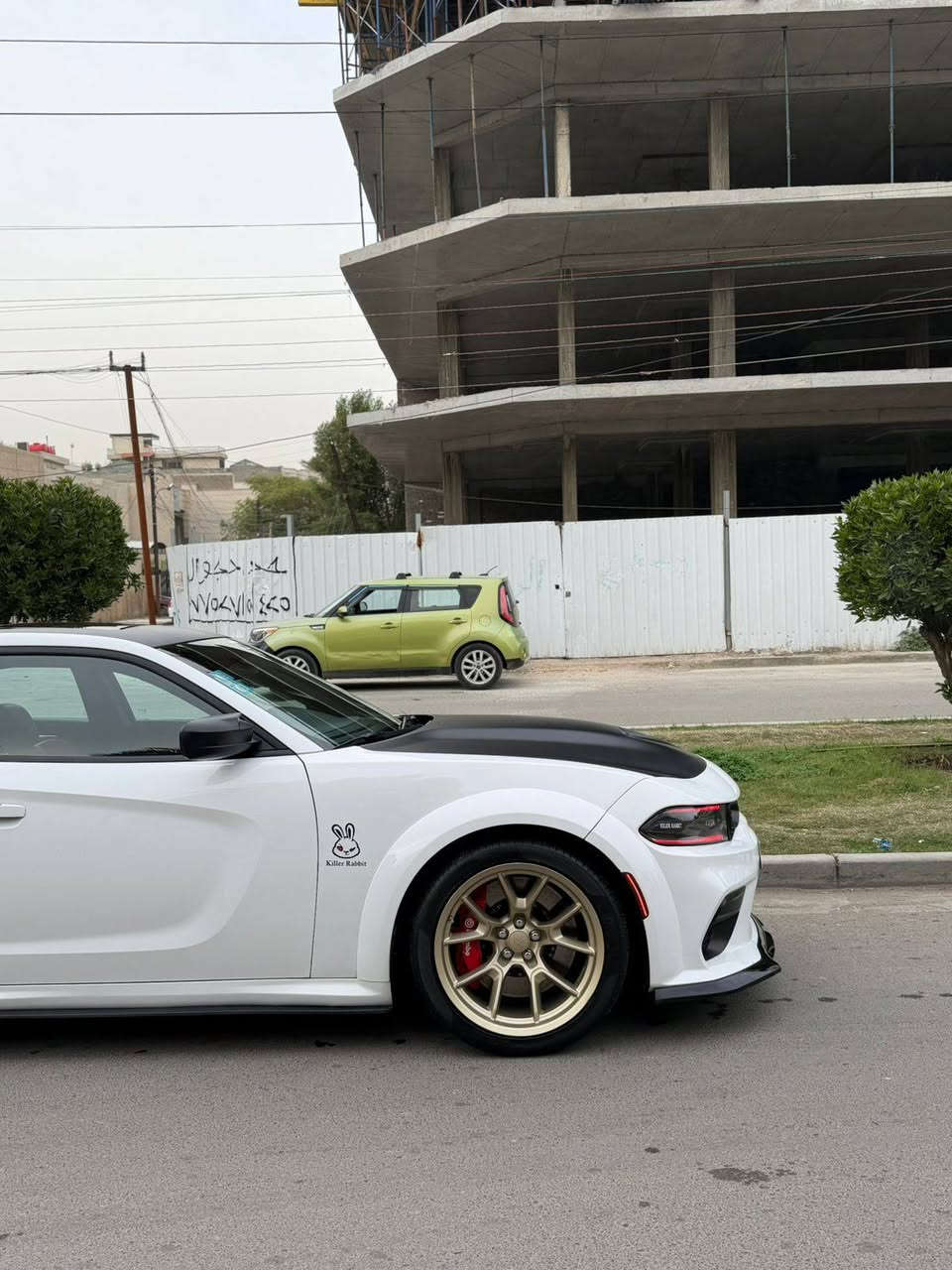 جارجر وايد بدي مكينه 6.4 
فول موصفات  
تو كلر قماره وصندوك وبنيد اسود بلاد 
حادث السياره بوارد فقط بدون حادث شبه كلين السياره
مديل22
تخم تاير 
نوزلات جديده
شوتهafe
كزوز بورله كت كامل
حلوك كارفن
سستم سماعات جيبي ال 
دواخل كاربون 
لويات ودبلات مال هيلكات 
هزه جديده تحويل مباشر 
رقم مميز بغداد 

مكاني ديالى بعقوبه 
***********
ملاحضه الويل مو ويا السياره اكو غيرويل
