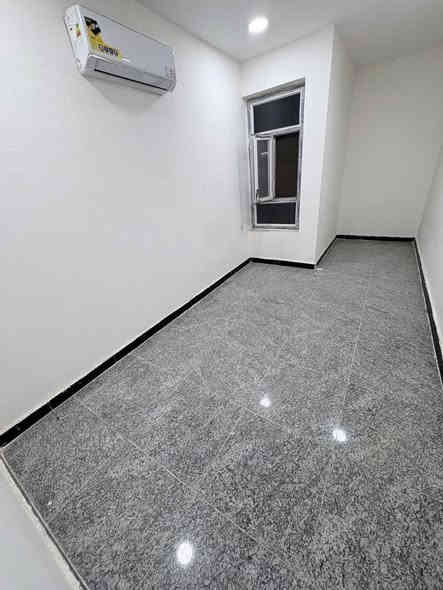 #للايجار في السيديه
🏡 **بيت زيرو – ثلاث طوابق  – مدخلين**  
🔸 نظيف جداً وجاهز للسكن

**المحتويات:**  
💠 ثلاث غرف نوم  
💠 صالة  
💠 مطبخ  
💠 خدمات عدد 2  
💠 أربع سبالت  
💠 كيزر + سخان  
💠 ماطور

💵 **الإيجار: مليون**

📍 **الموقع:** مربع الاقتصادين – قرب مستشفى الملكي

⚜️ **للاستفسار والتواصل:*
***********
