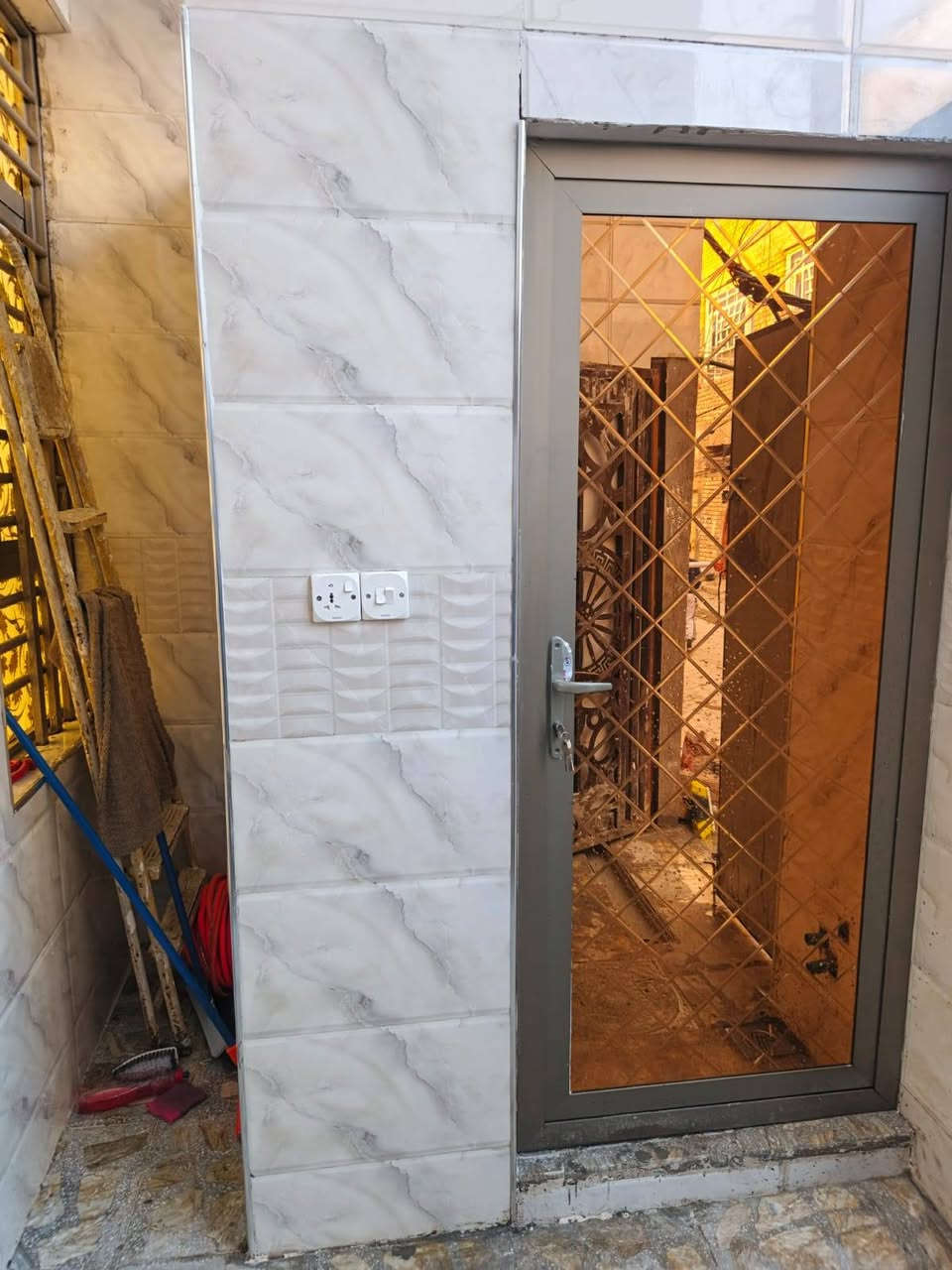 السلام عليكم// نصف قطعة شرك//المساحة 72متر// بناء 2025 التفاصيل// النص قطعة مداخل ثنين  ستقبال وحمام خارجي وغرفة نوم وصالة ومطبخ
الطابق الثاني يحتوي على غرف نوم 2 وصالة وصحيات والطابق الثالث بيتونة //رقم الهاتف//***********
