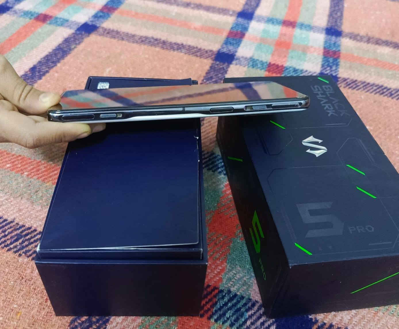 سلام عليكم للبيع أو مراوس بلاك شارك 5 pro 
معالج سناب دراكون 8 جين 1
 ذاكرة 255  رام 12
الجهاز بي فطر بل شاشة واضح بل صور والبصمة ما تشتغل بس زر البصمة شغال طبيعي وباقي الجهاز مكفول من العطل أو التصليح ملحقات الجهاز فقط كارتونالسعر 225 تفاصيل اكثر اتصل ***********
