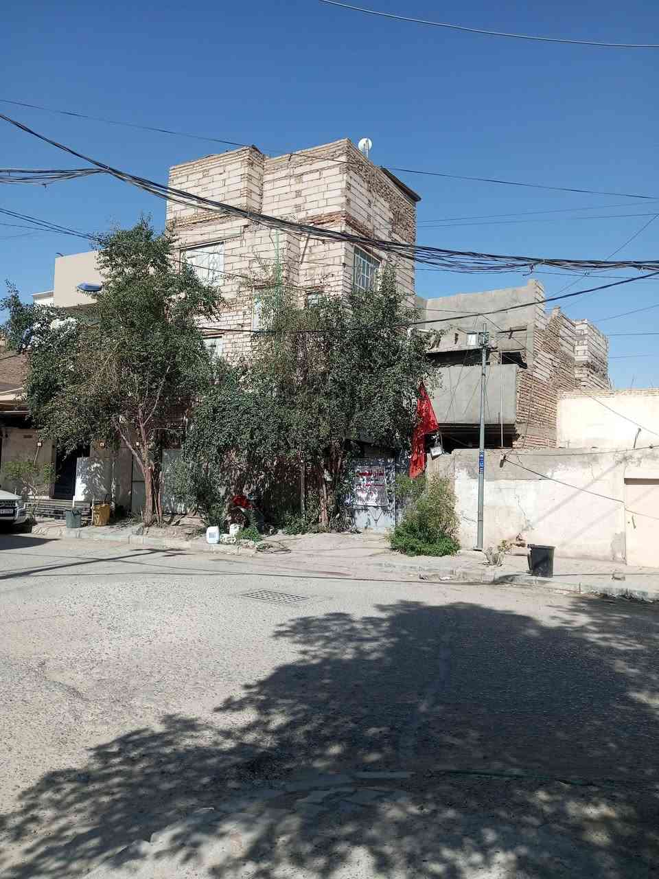 بيت البيع في النجف حي العدالة مساحه 200 متر شارع 15 حرف تي عله ساحه  بناء قديم مقسوم بيتين بيت 130 متر او بيت 70 متر يمباعن سواء  الشارع مقبل منتزة الفرات بل فرع  اي ستفسار التصال او مرسله *********** بي واساب موقع جيد جدان
