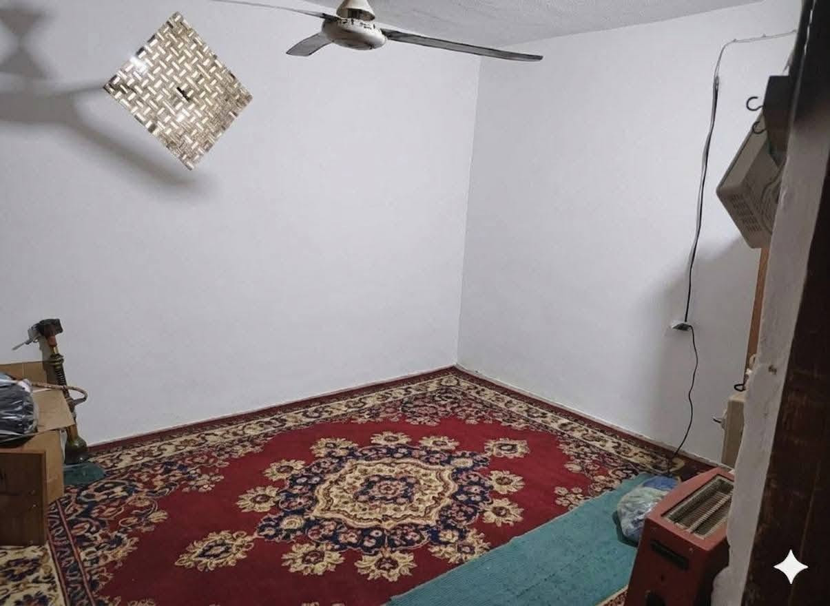 السلام عليكم عندي بيت مساحه ١٤٠ متر راح يملكونها دوله
للبيع أو الإيجار متكون من غرفتين نوم وصاله و مطبخ وصحيات وطرمه وحديقه بتجاوز مال طنيه
يرهم قساط أو نقدي
وإذا قساط سعرها ١٤ميلون مقدمه ٦ملاين كل شهر ٢٠٠
إذا نقدي سعرها ١٢مليون  اذاالابجار سعر الإيجار ب١٢٥الف
قرب حدود الطنيه أو قرب أسواق ابو سرمد
هذا رقمي ***********
