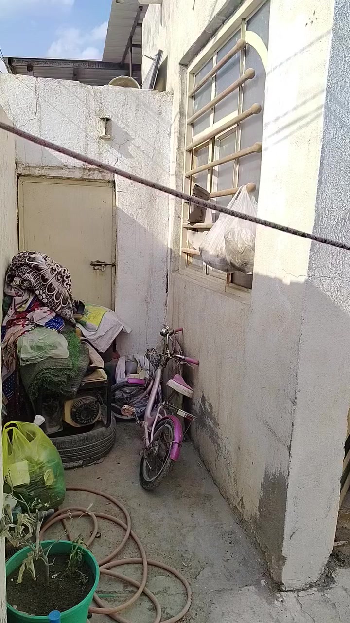 يا الله السلام عليكم بيت للبيع المساحه ١٠٠ متر البراكيه شارع المطار القديم قريب على الشارع بناء بلوك سقف اعكاده البيت يحتوي على غرفه صاله مطبخ استقبال صحيات داخلي وخارجي السعر ٢٣ معه المجال الاستفسار على الرقم *********** مكتب بركات العباس ع
