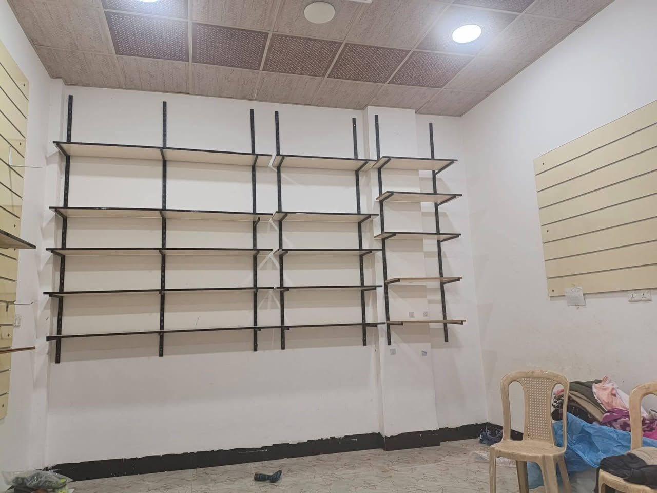 رفوف محل جدد ونظاف تجي وشوف بعينك ***********
