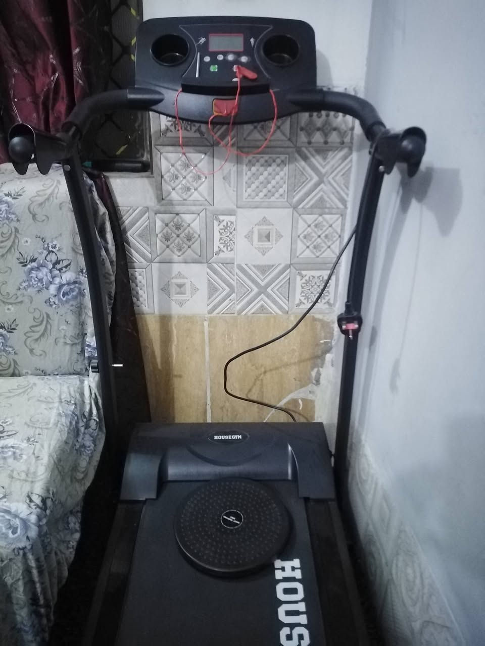 (جهاز جري مستعمل نظيف) يتحمل لحد وزن (100) المكان بغداد مدينه الصدر (رقم الهاتف ***********)
