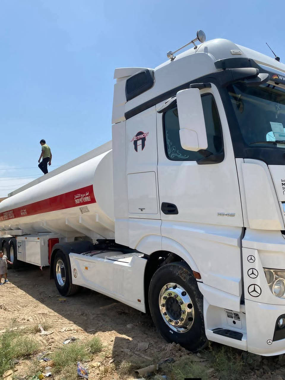 السلام عليكم
اكتروس للبيع 
 فول مواصفات كفاله عامه 
تانكي حازم حداد بعده صفر زيرو 
وياله كروم تخم تاير جديد درجه اولا 
السياره جديده فول مكفوله من قطره صبغ 
كور عالي ذهبي المرغوب 
السياره جاهزه للعمل شاشه عربيه 
للاستفسار ***********
