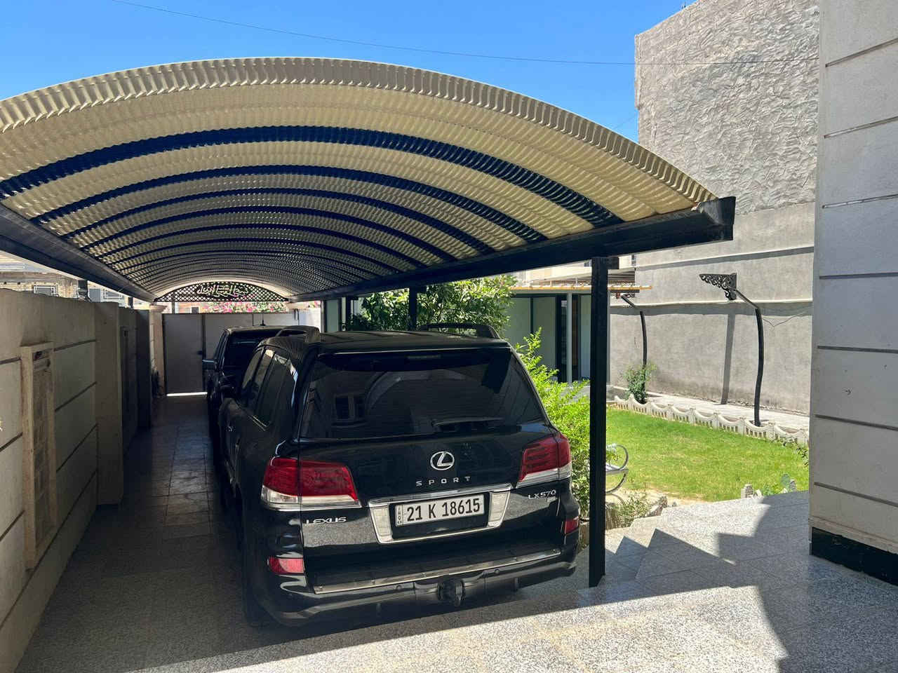 ​🏠 بيت ملك صرف للبيع – بمواصفات VIP وأثاث كامل 🏠
الموقع المميز:

📍 الأنبار - الفلوجة / التأميم الثانية

📍 الشارع: شارع دهام المهنى (على شارع بعرض 12 متر نافذ على شوارع 40 و 60 متر).

📍 الخدمات: كامل الخدمات (ماء، مجاري، كهرباء). الشارع ضمن المقاطعة الثانية المشمولة بالتبليط (بعد إكمال المقاطعة الأولى).

​📐 المساحة والتصميم الداخلي

​المساحة الإجمالية: 450 متر مربع.

​عدد الغرف: 6 غرف نوم كلها نظام ماستر (2 في الطابق الأرضي + 4 في الطابق العلوي).

​الملحقات الخارجية: مضيف فخم + استقبال تابع للمضيف + مجمع صحيات خارجي يخدم الكراج والمضيف.

​الحديقة والكراج: حديقة واسعة تحتوي على جلسة عربية مميزة + كراج سيارات كبير يتسع لـ 3 سيارات كبيرة.

​✨ التشطيبات والديكور (درجة أولى)

​الأرضيات: مرمر فاخر للبيت من الداخل، والكراج مغطى بالكاشي عالي الجودة.

​الأسقف: نقوش وديكورات حديثة (جبس بورد) مع ثريات فخمة راكبة بالكامل.

​🛋️ الأثاث والمحتويات (البيع يشمل الأثاث بالكامل)

​البيت يباع مع أثاثه بالكامل وجاهز للسكن فوراً، ويضم:

​أجهزة التبريد (السبالت والمكيفات) لجميع الغرف والصالات.

​ديوان فخم للمضيف.

​تخم قنفات الصالة.

​الكاونترات الجاهزة.

​بقية أثاث البيت المتكامل.

​📞 للاستفسار والتواصل

​للمزيد من المعلومات أو لتنسيق موعد للمعاينة، يرجى الاتصال على الرقم:

📱 ***********
