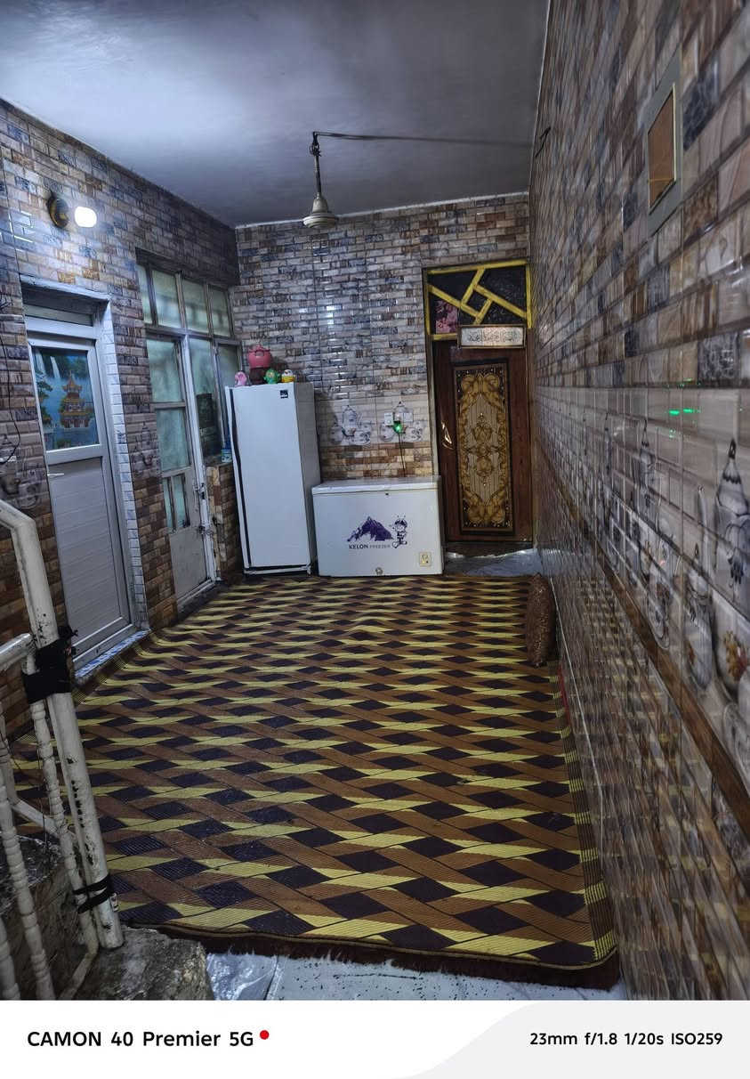 السلام عليكم بيت للبيع في منطقة حي الكوفة شارع الصورة على الشارع السايدين ركن قرب اسواق جدو  المساحة 100  والواجهه ٥   طابقين غرفتين نوم الثالث عنص صالة ومطبخ واستقبال وصحيات عدد٣  منطقة كافه الخدمات بيه السعر ١٣٠ اوبي مجال للستفسار ***********_.&_.***********
