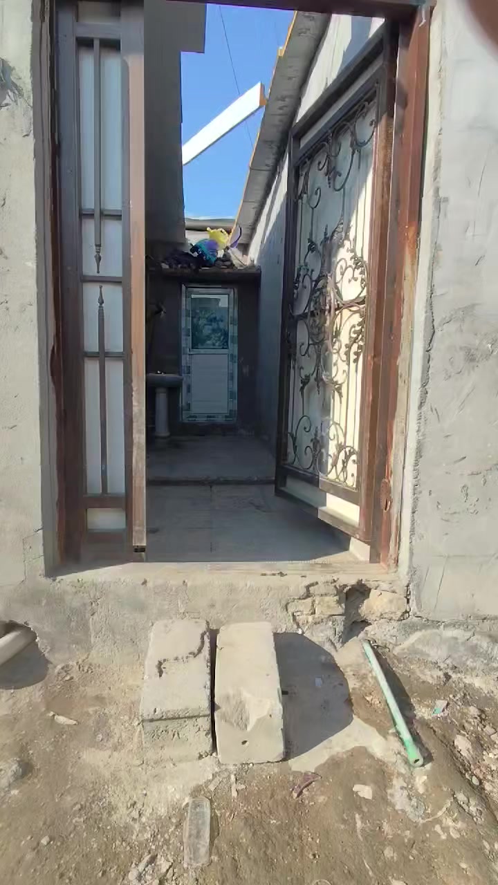 سلام عليكم بيت تجاوز البيع ابيع حاضر وقصط مساحه120 نضافه مثل ماشوفون بكان قرب فلكه حدادين شارع مياح نسيم رقم***********
