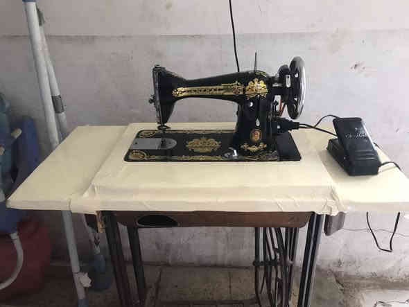 مكينة خياطة اصلية شغالة على الفحص مكينة وماطور ودواسة وميز السعر ٦٥ المكان نجف حي ميسان ***********
