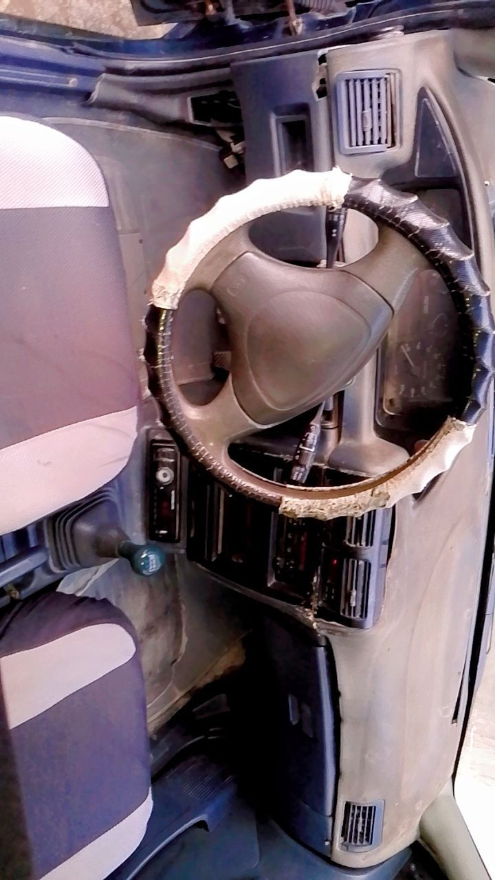 سياره للبيع  سيفيه 
موديل 1993
رقم بغداد 
لتحويل يكون ثاني يوم 
السياره كير عادي 
او محرك خير  من الله 
السياره جاهزه من كلشي 
ااتواصل /***********
