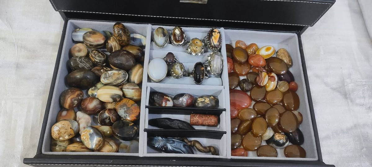 السلام عليكم .. شلعه ساعات جديد غير مستخدم ومحابس واحجار كريمه .. شلعه مزاد والله يرزق الجميع . @إشارة


**إذا كنت صاحب هذا الإعلان وتريد حذفه لأي سبب، رجاءا أرسل رسالة إلى الدعم الفني**